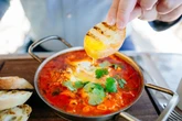 Ovos à pizzaiolo: aprenda receita italiana rápida e cheia de sabor