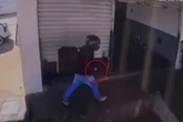 Motociclista atira nove vezes em mecânico dentro de oficina. Veja
