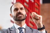 Esposa é “braço financeiro” de Moraes e será sancionada, diz Eduardo