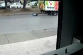 Vídeo: homem se pendura em caminhão, cai e é arrastado por rua no DF