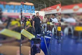 Show surpresa do Dudu Nobre agita samba na feira do Gama. Vídeo
