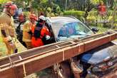 Carro colide em poste e motorista fica gravemente ferido 