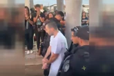 Algemado e escoltado por dezenas de policiais, preso do 8/1 vai a velório da avó