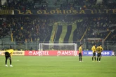 Vídeo: torcida do The Strongest atira rojões ao campo e fere jogador