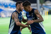Neymar presenteia ex-companheiro com camisa de Santos; veja foto