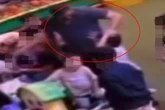 Homem puxa menino pelos cabelos em brinquedoteca de restaurante. Vídeo
