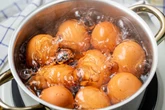 Saiba por que você deve colocar sal na água ao cozinhar ovos