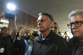 Bolsonaro mostra tornozeleira e diz: “Vale para mim é a Lei de Deus”