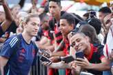 Elenco do Flamengo é recebido com festa da torcida no hotel em Brasília