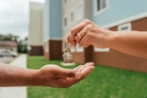 População com casa própria quitada reduz de 66,8% para 61,6% no Brasil