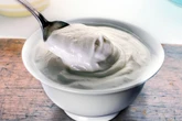 Iogurte grego caseiro: cremoso, fácil e com só dois ingredientes