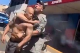Homem tenta pagar de machão e leva mata-leão de policiais militares
