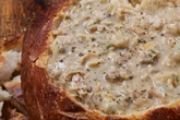 Sopa-creme de mandioquinha no pão: aposte no prato quentinho