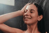 Saiba por que tomar banho antes de dormir melhora a qualidade do sono