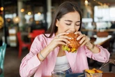 Hambúrguer faz mal? Veja diferenças entre os diversos tipos de lanche