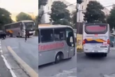 Homem furta ônibus, segue desgovernado e bate em salão de festas. Veja