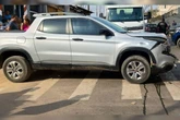 Motorista foge da GCM, bate em carro de família e abandona adolescente