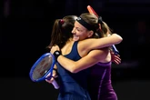 Stefani e Babos viram sobre campeãs e vão à semifinal no WTA Finals