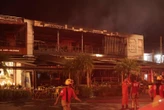 Imagens mostram pagode rolando quando incêndio começou a destruir bar.