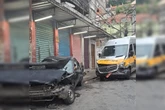 Em fuga após tiroteio, caveirão atinge van escolar em comunidade do RJ