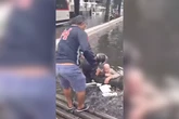 Vídeo: idoso cai em canal durante temporal e é socorrido por populares