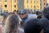 Harry Styles é flagrado em meio a multidão no Vaticano