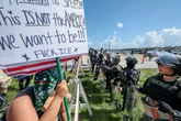Manifestações contra e a favor de Trump tomam EUA no aniversário dele
