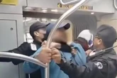 Vídeo: segurança da CPTM aplica mata-leão em ambulante dentro de trem