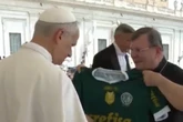 Papa recebe suposta camisa falsificada do Palmeiras e web reage. Vídeo