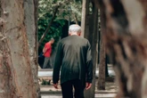 Por que algumas pessoas ficam encurvadas com a idade e como evitar