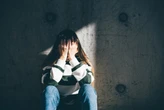 Sofrimento mental atinge mais meninas e jovens LGBTQIA+, aponta estudo