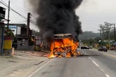 Vídeo: ônibus pega fogo e chamas atingem fiação de rodovia em SP
