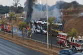 Vídeo: incêndio destrói caminhão-cegonha com 11 carros na Epia Norte