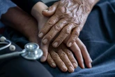 Parkinson: estudo relaciona bactérias na boca à perda cognitiva