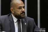 Saiba quem é o deputado que teve carro alvejado em favela do RJ