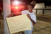 Vivianne Noronha faz protesto em frente ao local onde Poze está preso
