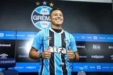 Lateral do Grêmio solta o verbo após pênalti: “Estamos sendo roubados”