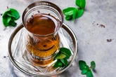 Para tomar antes de dormir: chá relaxa e melhora a flora intestinal