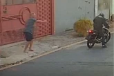 Vídeo: homem atira em casa de ex-cunhado e morre baleado por vizinho