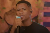 Netto Brito abre o coração após acidente: “Pensei em parar de cantar”