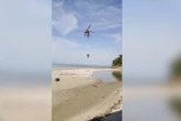 SC: embarcação naufraga, deixa pessoas à deriva e mobiliza helicóptero