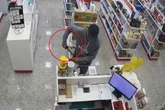 Ladrão de farmácias ameaça matar atendente durante roubo no DF. Vídeo