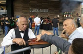 Vídeo. Apoiadores de Bolsonaro ganham churrasco em frigorífico de GO