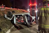 Carro capota na BR-020 e deixa três pessoas feridas. Veja imagens