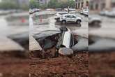 Carro cai em cratera após asfalto ceder durante chuva na Asa Norte