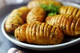 Batata Hasselback: crocante, aromática e fácil de preparar