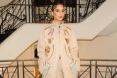 Camila Pitanga leva a Cannes moda bordada por artesãs do Nordeste