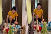 Mãe emociona ao fazer surpresa de aniversário para filho de 18 anos