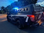 Filho persegue mãe com pedaço de pau por não fazer almoço