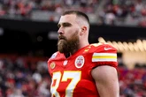 Travis Kelce, do Chiefs, comenta festa em aeroporto: “Loucura”